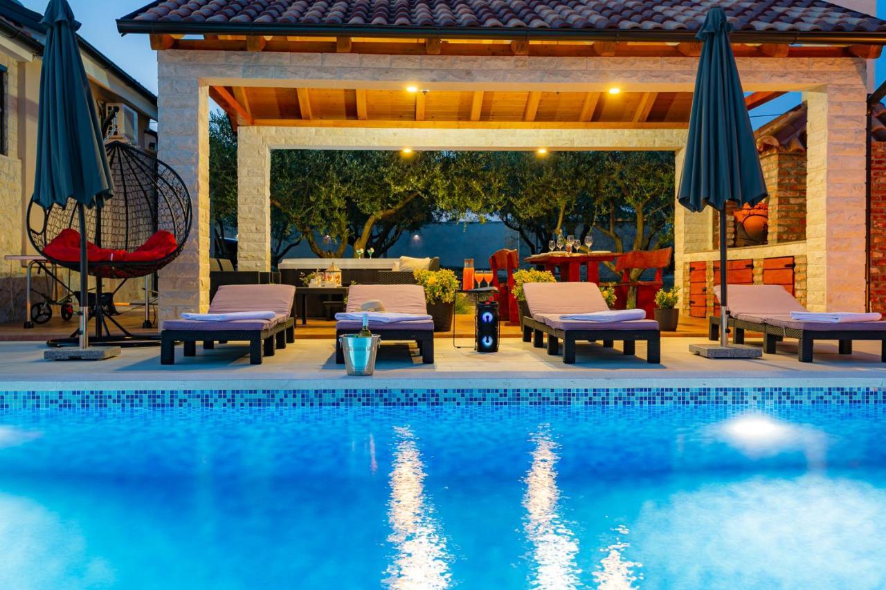 Villa Lorema-Pet Friendly On 5000 Sqm Garden,Pool, Jacuzzi, Billiard&Ps5 สเวติ ฟิลลิปปี ยาคอฟ ภายนอก รูปภาพ