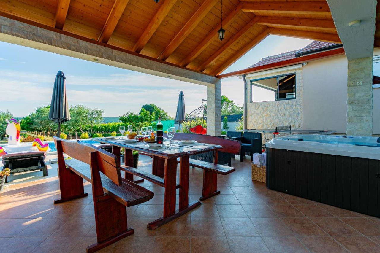 Villa Lorema-Pet Friendly On 5000 Sqm Garden,Pool, Jacuzzi, Billiard&Ps5 สเวติ ฟิลลิปปี ยาคอฟ ภายนอก รูปภาพ