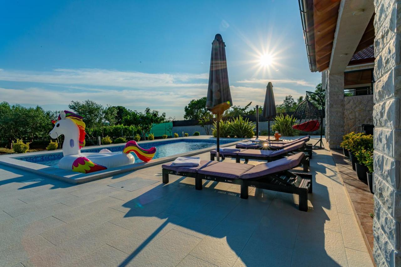 Villa Lorema-Pet Friendly On 5000 Sqm Garden,Pool, Jacuzzi, Billiard&Ps5 สเวติ ฟิลลิปปี ยาคอฟ ภายนอก รูปภาพ