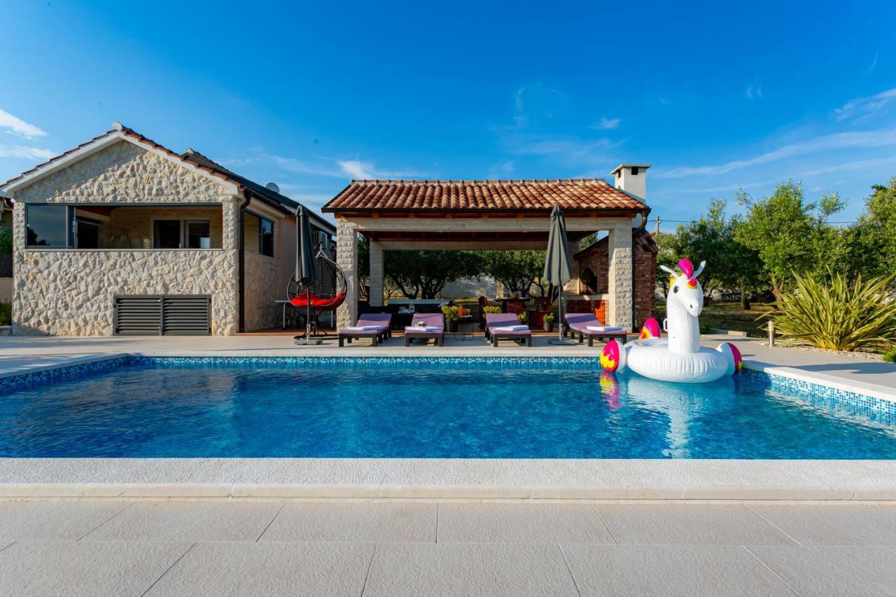 Villa Lorema-Pet Friendly On 5000 Sqm Garden,Pool, Jacuzzi, Billiard&Ps5 สเวติ ฟิลลิปปี ยาคอฟ ภายนอก รูปภาพ