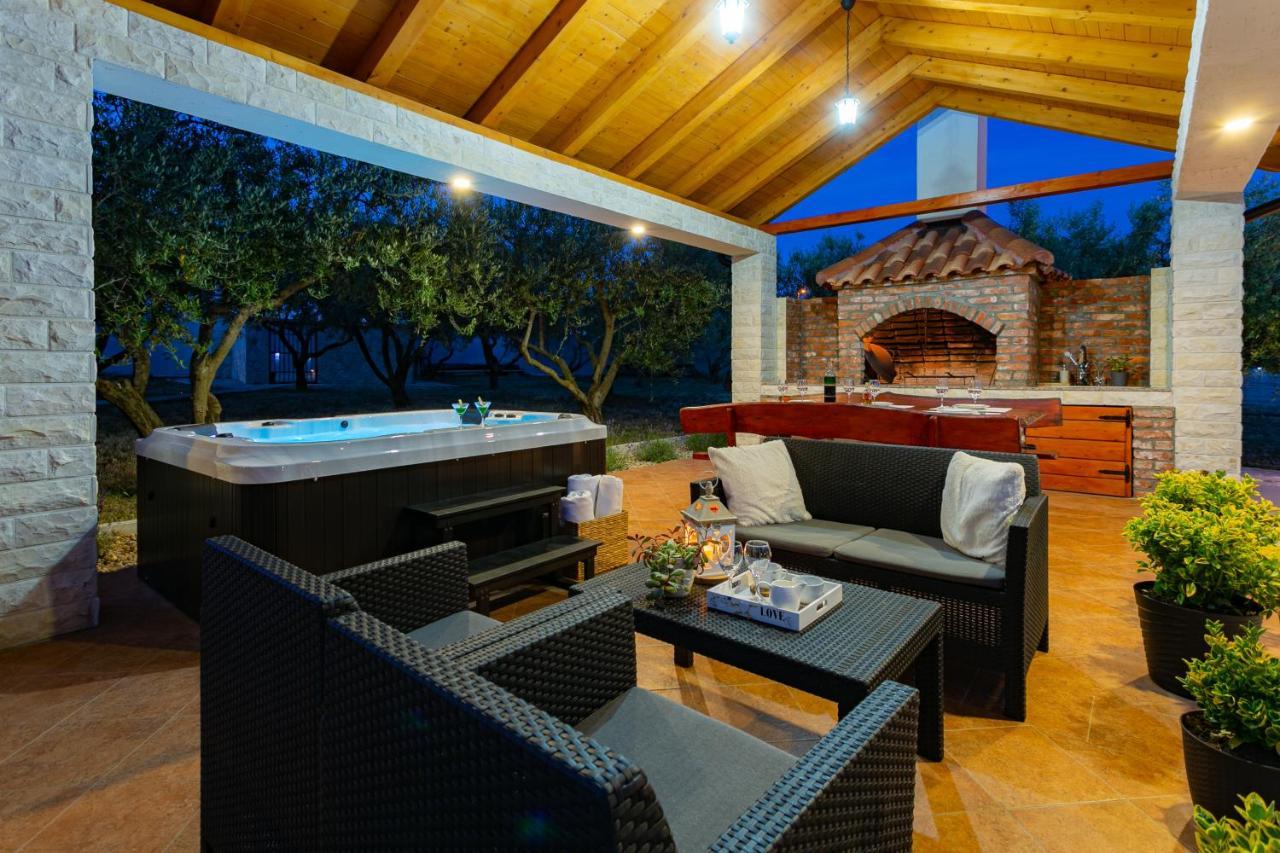 Villa Lorema-Pet Friendly On 5000 Sqm Garden,Pool, Jacuzzi, Billiard&Ps5 สเวติ ฟิลลิปปี ยาคอฟ ภายนอก รูปภาพ