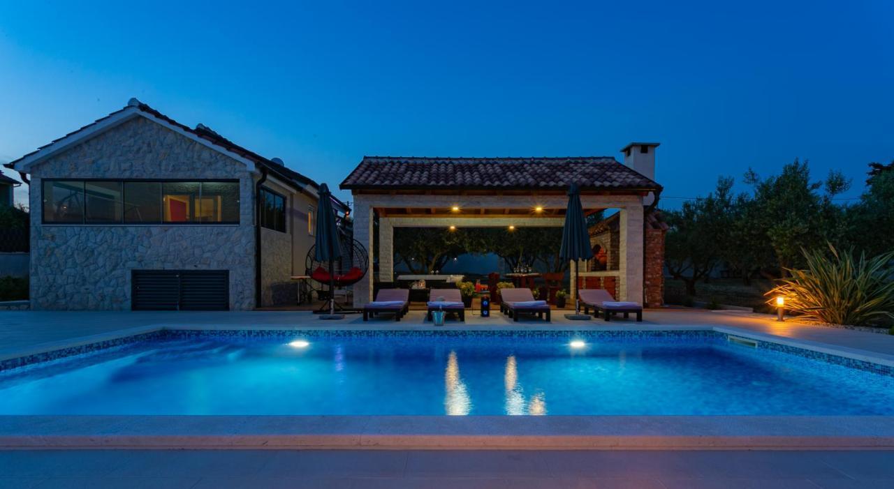 Villa Lorema-Pet Friendly On 5000 Sqm Garden,Pool, Jacuzzi, Billiard&Ps5 สเวติ ฟิลลิปปี ยาคอฟ ภายนอก รูปภาพ