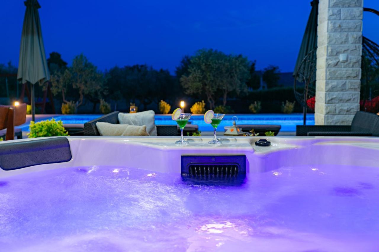 Villa Lorema-Pet Friendly On 5000 Sqm Garden,Pool, Jacuzzi, Billiard&Ps5 สเวติ ฟิลลิปปี ยาคอฟ ภายนอก รูปภาพ