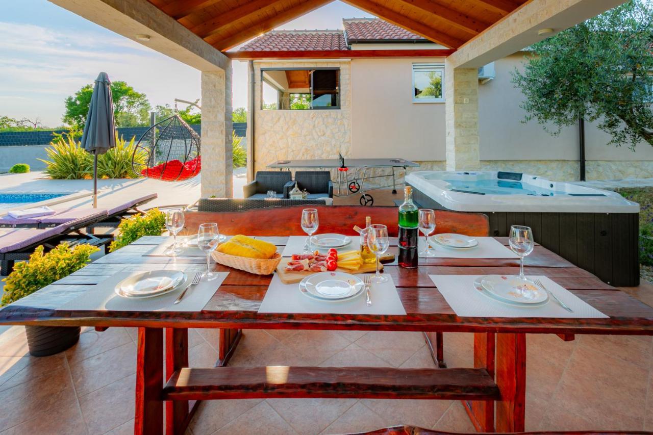 Villa Lorema-Pet Friendly On 5000 Sqm Garden,Pool, Jacuzzi, Billiard&Ps5 สเวติ ฟิลลิปปี ยาคอฟ ภายนอก รูปภาพ