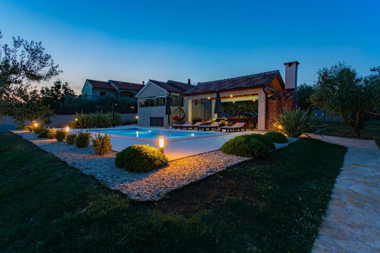 Villa Lorema-Pet Friendly On 5000 Sqm Garden,Pool, Jacuzzi, Billiard&Ps5 สเวติ ฟิลลิปปี ยาคอฟ ภายนอก รูปภาพ